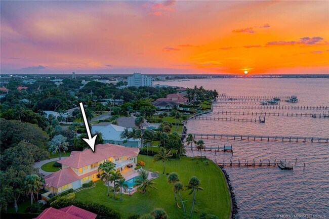 901 SE Riverside Dr in Stuart, FL - Building Photo - Building Photo