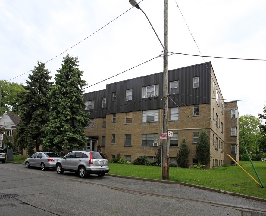 Elizabeth Manor Apartments in Toronto, ON - Building Photo