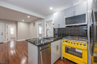 24 Dean St in West Orange, NJ - Foto de edificio - Building Photo