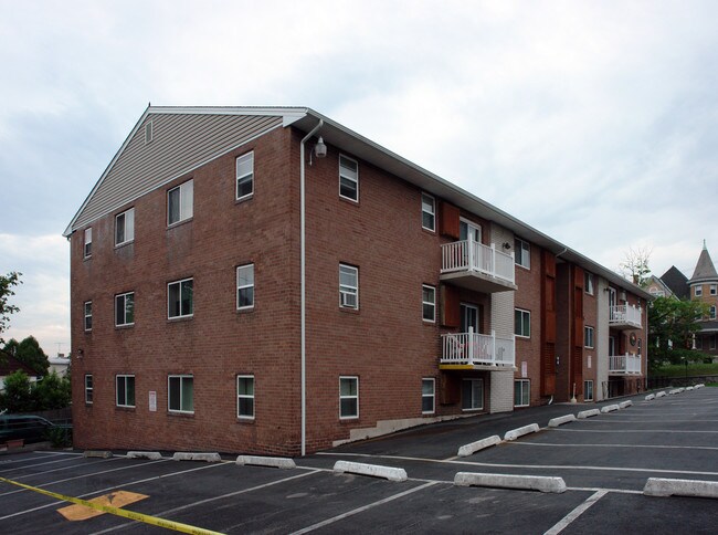 Hunter's & Cooke in Bridgeport, PA - Foto de edificio - Building Photo