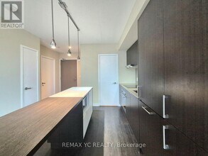 100 Harbour St in Toronto, ON - Building Photo - Building Photo