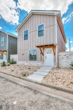 1009 Holiday Dr in San Angelo, TX - Foto de edificio - Building Photo