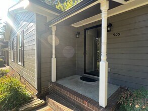 909 SW Maynard Rd in Cary, NC - Building Photo - Building Photo