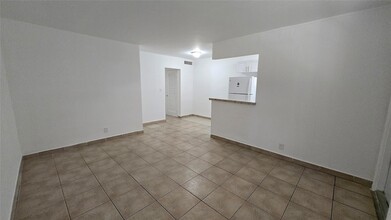 704 NE 8th St, Unit 3 in Hallandale Beach, FL - Building Photo - Building Photo