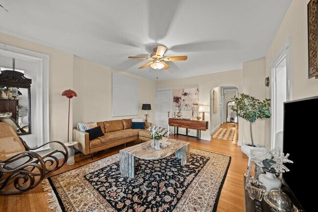 21 Regent Cir, Unit 3 in Brookline, MA - Foto de edificio - Building Photo