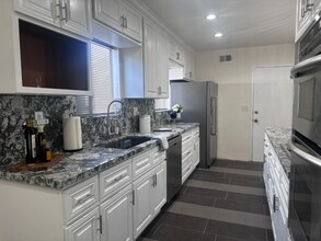 24351 Shadeland Dr in Santa Clarita, CA - Building Photo - Building Photo