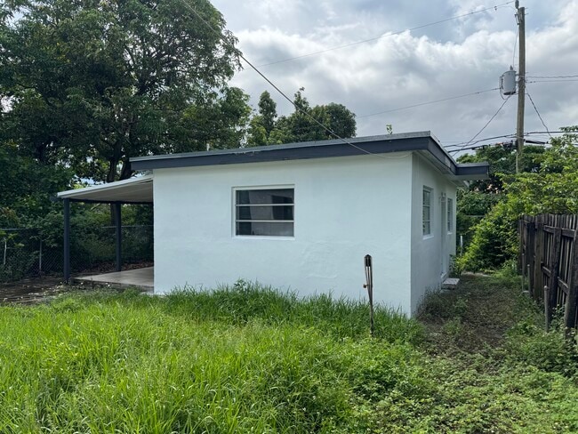 440 E 37th St in Hialeah, FL - Foto de edificio - Building Photo