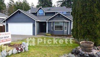 10421 Ashley Cir NW in Silverdale, WA - Building Photo
