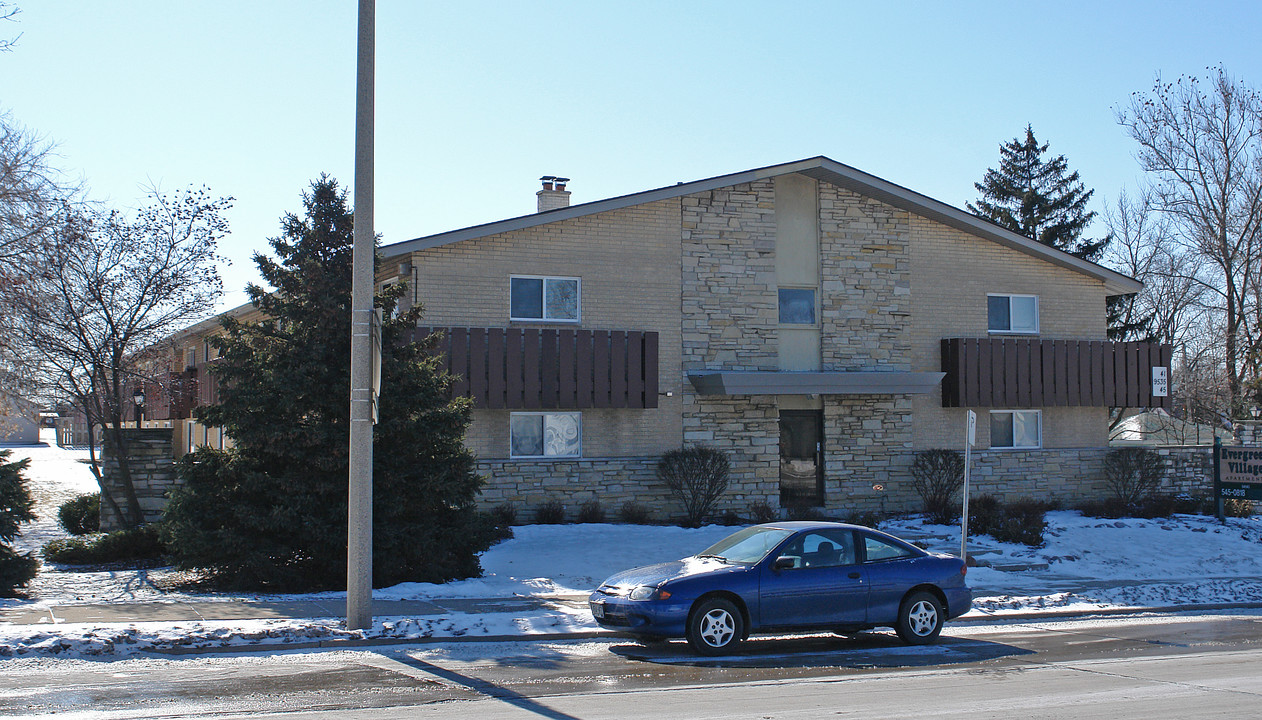 Evergreen Village Apartments in Milwaukee, WI - Foto de edificio