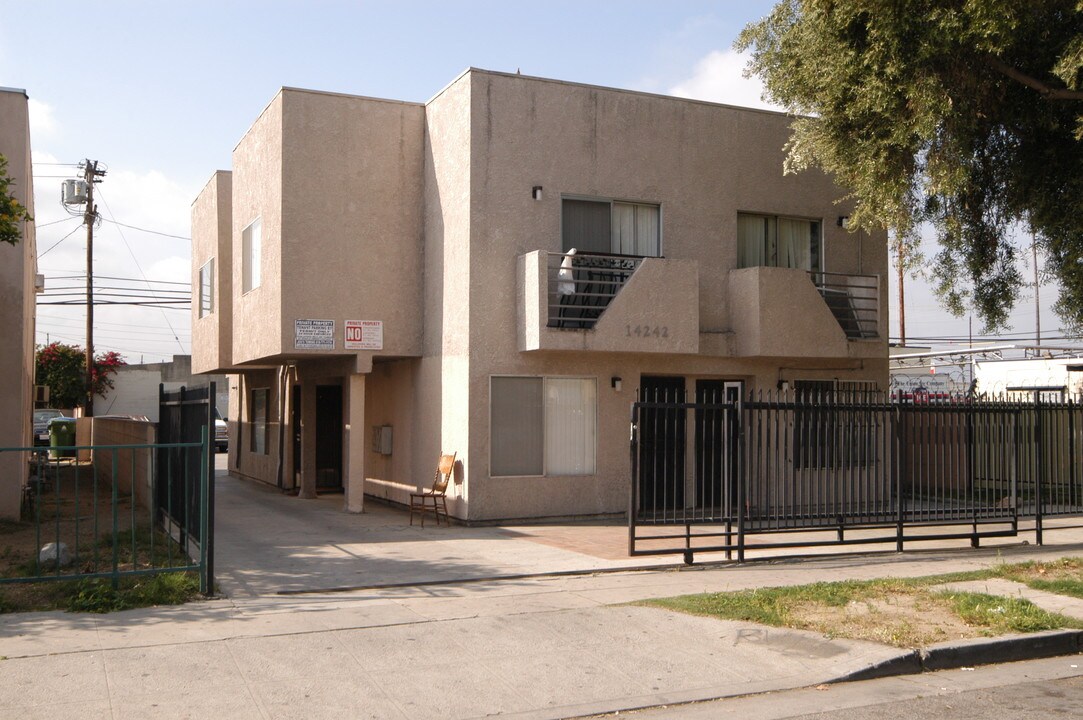 14242 Calvert St in Van Nuys, CA - Building Photo