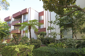 Oakhurst Royal Apartments in Beverly Hills, CA - Building Photo - Building Photo