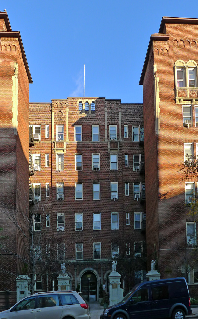 The Buckingham Apartments in Jackson Heights, NY - Building Photo - Building Photo