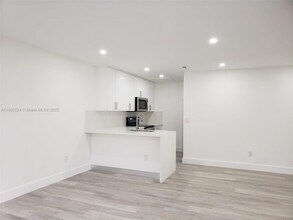 2505 W 67th Pl in Hialeah, FL - Foto de edificio - Building Photo