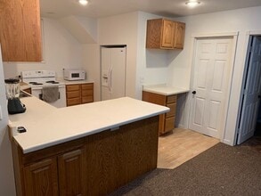 827 10th Ave NW, Unit B in Minot, ND - Building Photo - Building Photo