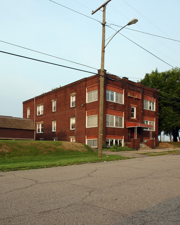 1002 2nd St NW in Canton, OH - Building Photo