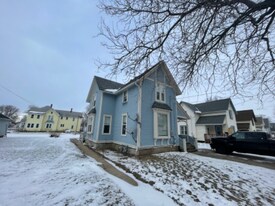 806 8th St in Beloit, WI - Building Photo