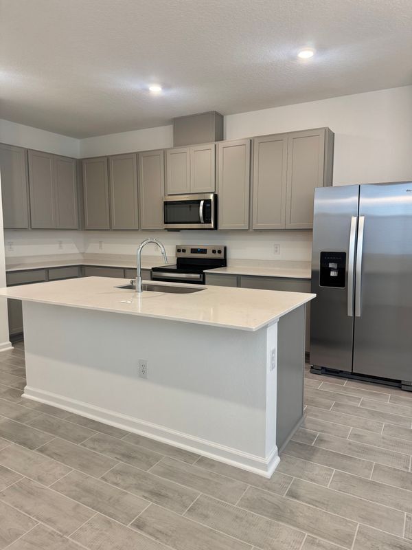 879 Shumard Wy in Lady Lake, FL - Foto de edificio - Building Photo