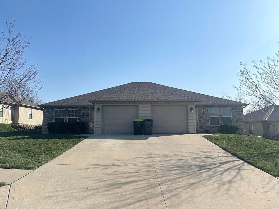 110 SW Rose Garden St-Unit -110 Rose Garden LUO in Blue Springs, MO - Building Photo
