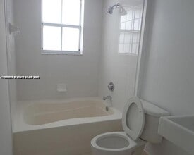 2360 E Preserve Way in Miramar, FL - Foto de edificio - Building Photo