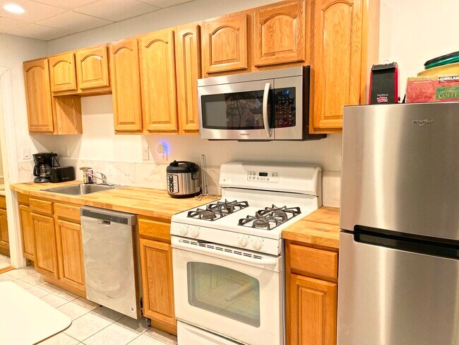 130 W 8th St, Unit 3 in Boston, MA - Building Photo - Building Photo