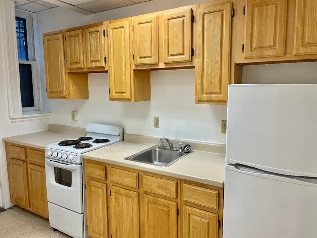 1077 Beacon St, Unit B in Brookline, MA - Foto de edificio - Building Photo