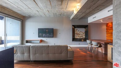 7250 Franklin Ave in Los Angeles, CA - Building Photo - Building Photo