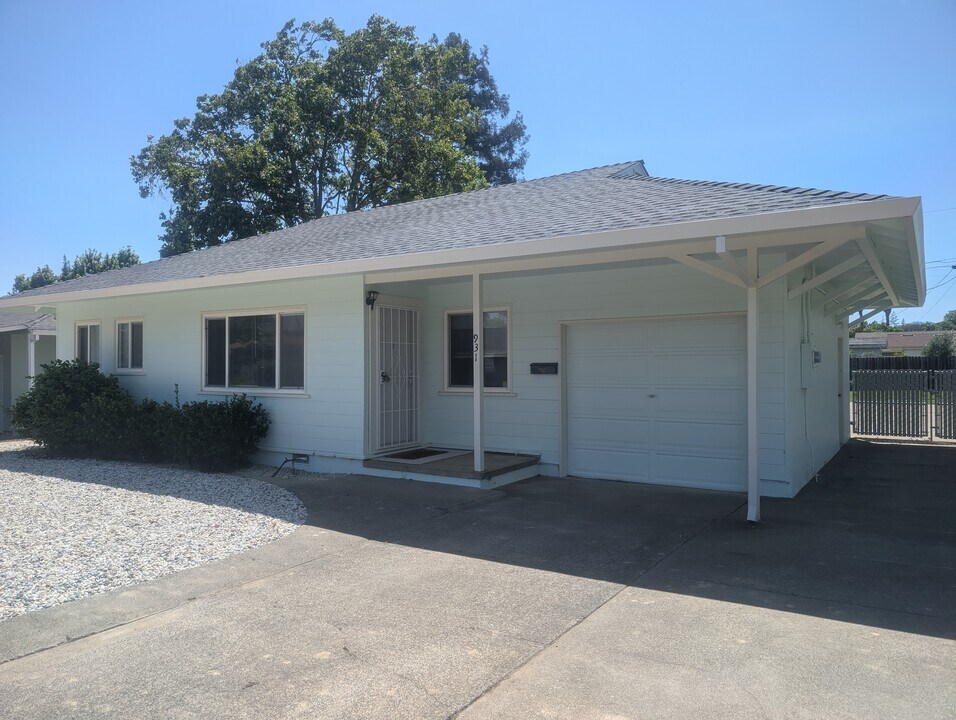 931 Harold Ln in Healdsburg, CA - Building Photo