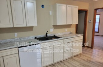 2215 SE Kentucky Ave in Topeka, KS - Building Photo - Building Photo