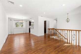 17 Lanier Ln in Bay Shore, NY - Building Photo - Building Photo