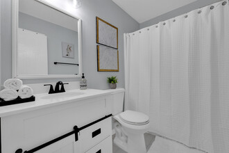 7997 Woodlake Dr in Riverdale, GA - Building Photo - Building Photo