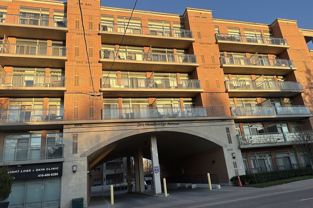281 Woodbridge Ave in Vaughan, ON - Building Photo