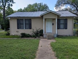 724 W 8th St in Taylor, TX - Building Photo