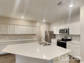 636 Excelsior Dr in Waxahachie, TX - Foto de edificio - Building Photo