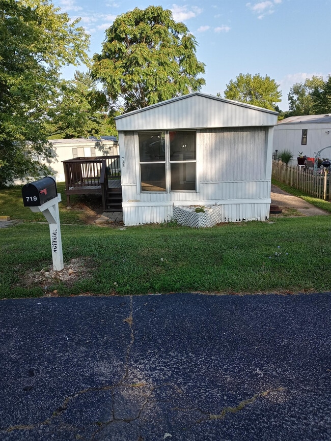 719 Golden Point in House Springs, MO - Foto de edificio - Building Photo