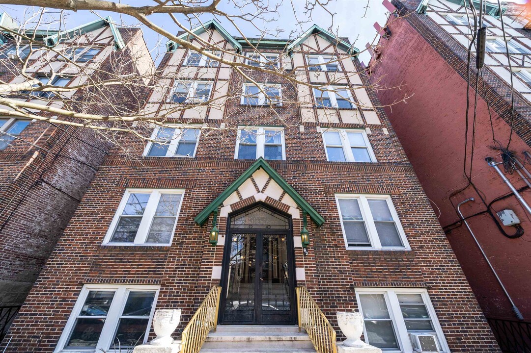 63 W 39th St in Bayonne, NJ - Building Photo