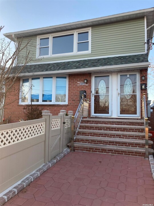 166 Arthur Ave, Unit 2 in South Floral Park, NY - Building Photo