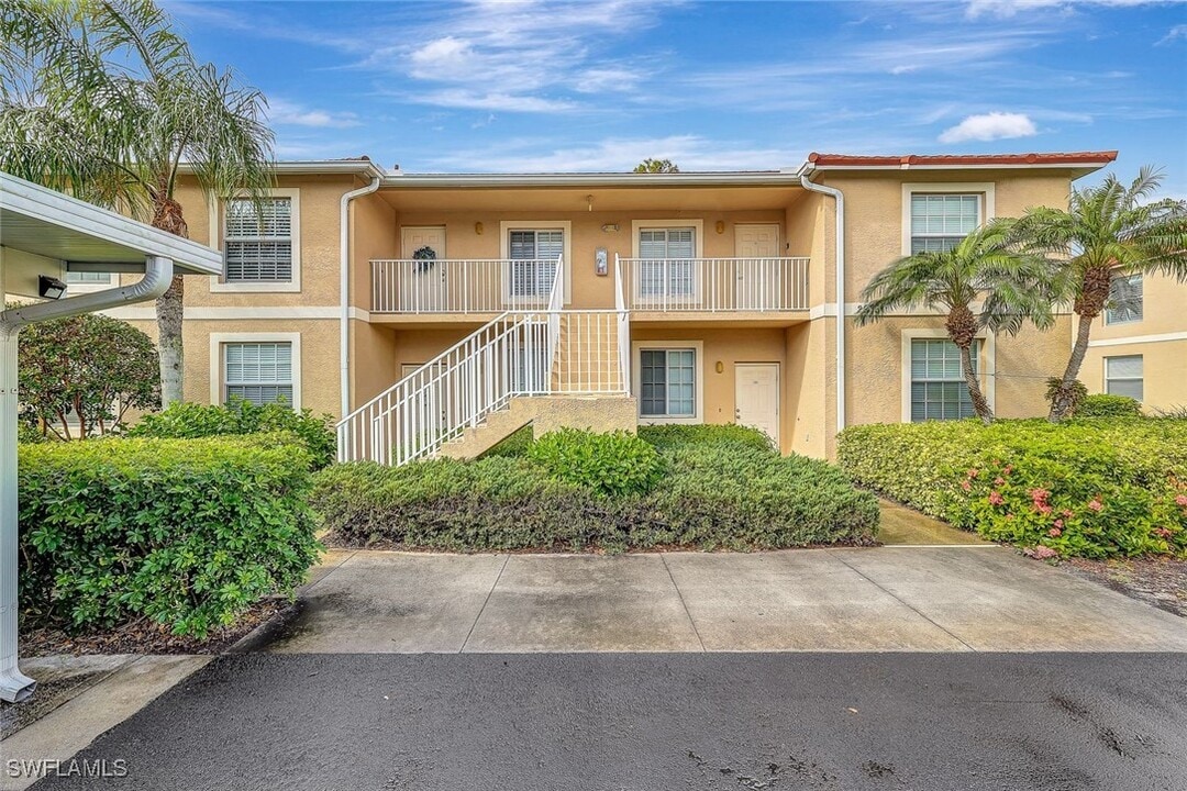 2885 Cypress Trace Cir in Naples, FL - Building Photo