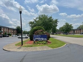 Derby Run Apartments in Louisville, KY - Foto de edificio - Building Photo