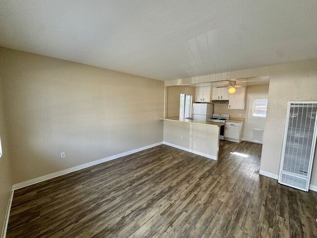 3237 Clairemont Mesa Blvd in San Diego, CA - Foto de edificio - Building Photo