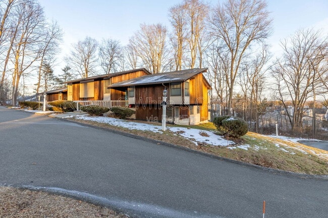 7 F Country Squire Dr in Cromwell, CT - Building Photo - Building Photo