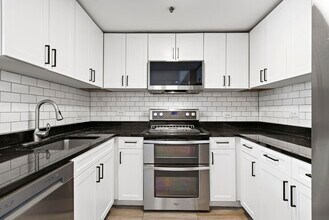 102 Christopher Columbus Dr in Jersey City, NJ - Building Photo - Building Photo