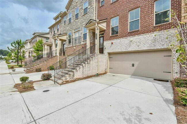 380 Provenance Dr in Sandy Springs, GA - Building Photo - Building Photo