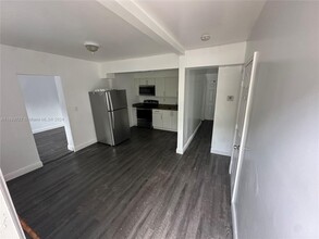 2027 NW 91st St-Unit -2025 in Miami, FL - Foto de edificio - Building Photo