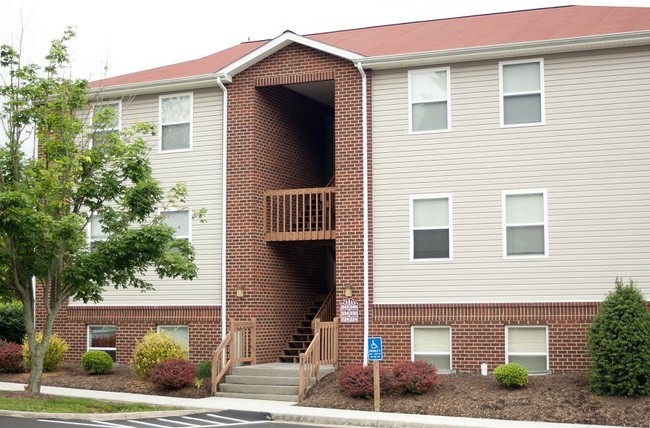 Cedarfield Apartments in Blacksburg, VA - Building Photo - Building Photo