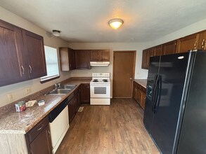 2423 Farmstead St in Wichita, KS - Building Photo - Building Photo