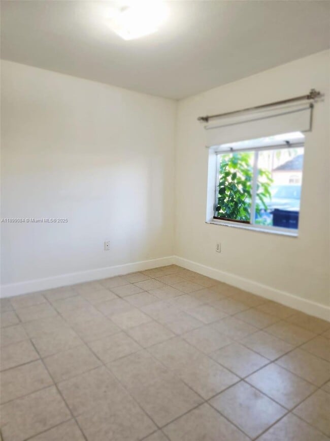 18861 NW 86th Ct in Hialeah, FL - Building Photo - Building Photo