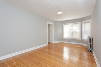 2212 E 70th St in Chicago, IL - Building Photo - Building Photo