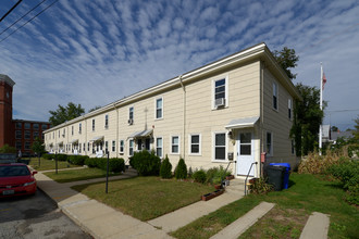 2-24 Oakleigh Ave in North Providence, RI - Foto de edificio - Building Photo