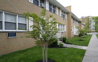Plaza Garden Apartments in Secaucus, NJ - Foto de edificio - Building Photo