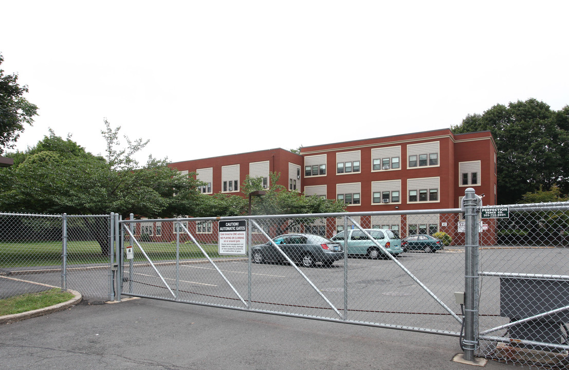 Nathan Hale Apartments in New Britain, CT - Foto de edificio